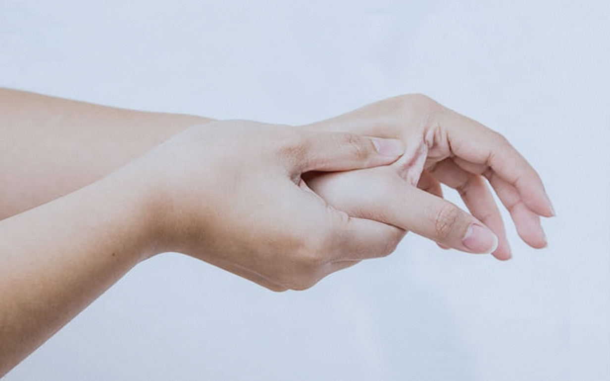 Síntomas de la tendinitis de De Quervain: dolor en la base del pulgar y exploración clínica
